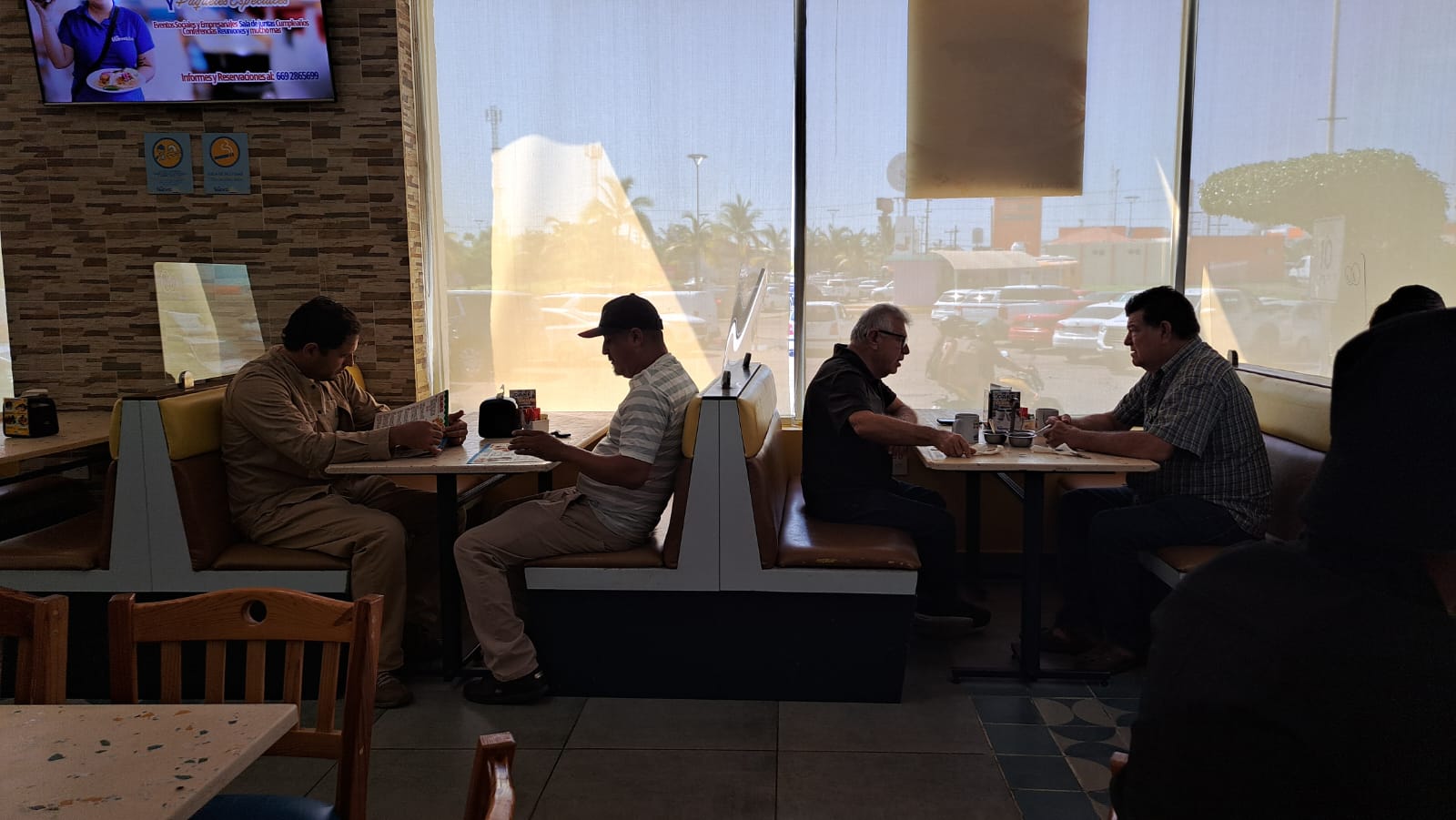 Comensales en restaurante de Mazatlán