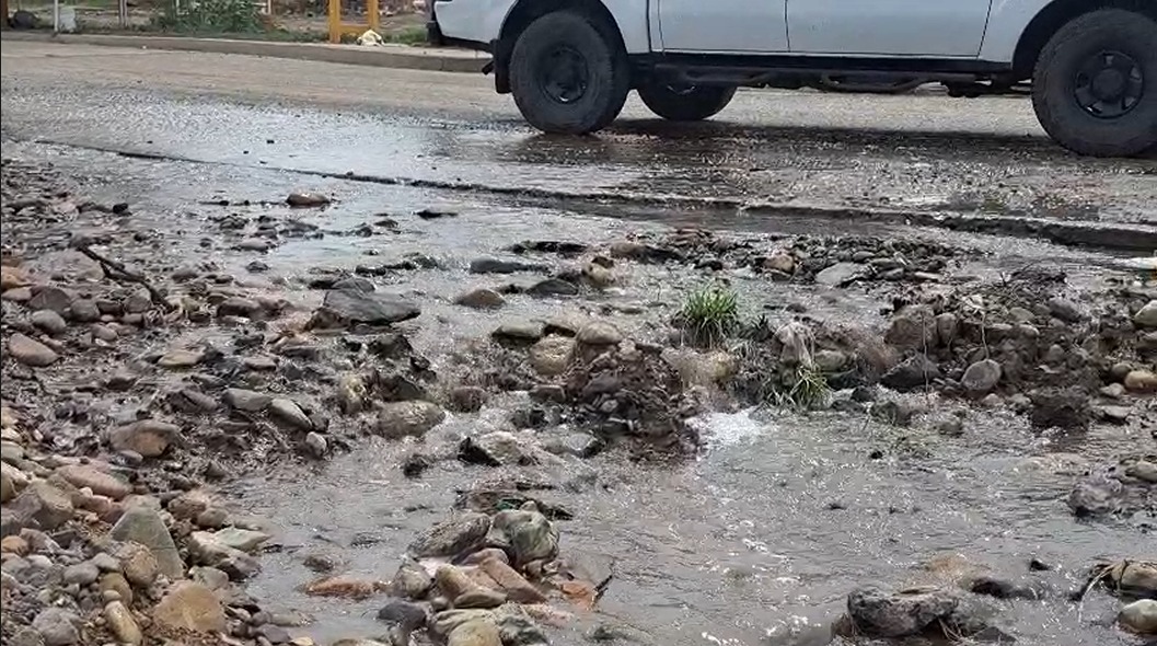 Retroexcavadora rompe tubo de agua potable y provoca megafuga en Guamúchil