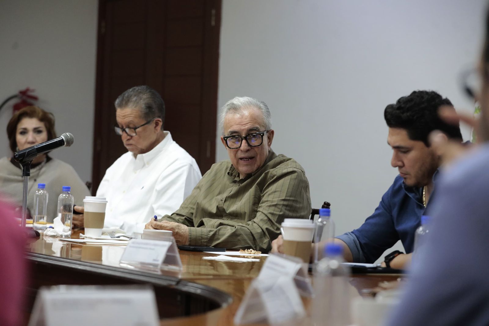 Gobernador Rubén Rocha Moya presente en la reunión.