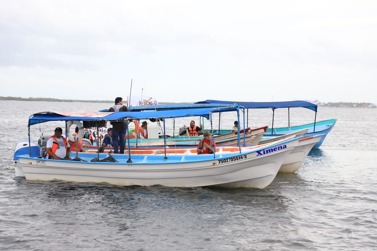 Rocha Moya entrega pangas y motores marinos a pescadores de Sinaloa