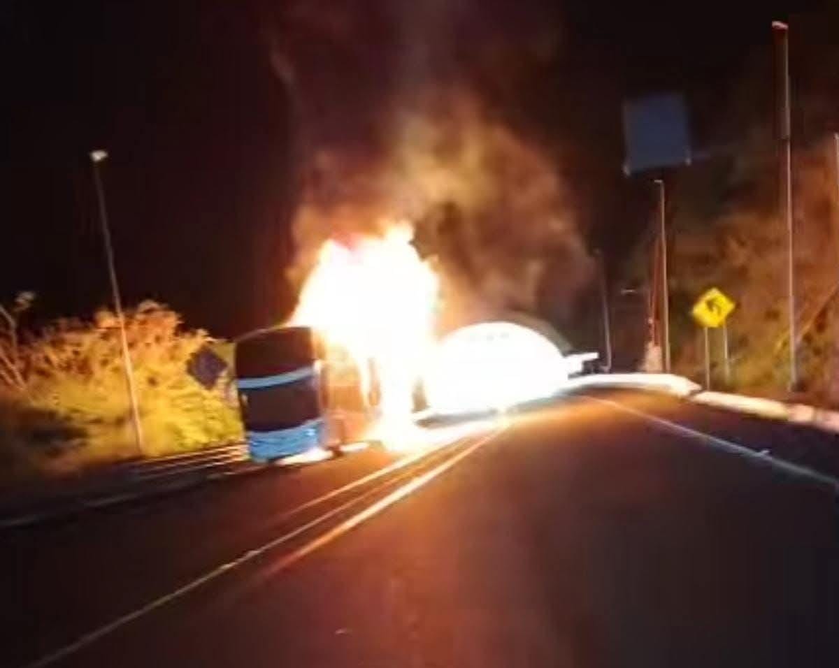 Se incendia autobús en la autopista Mazatlán-Durango