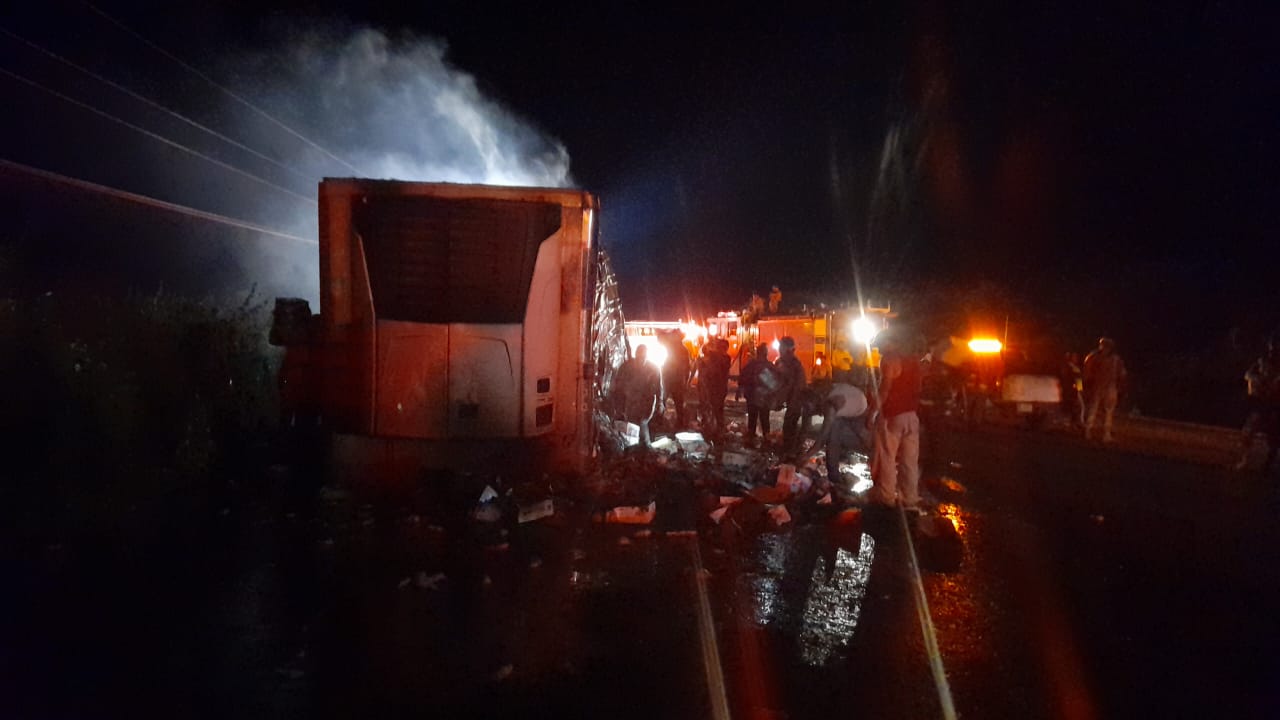 Se incendia caja refrigerada en la autopista