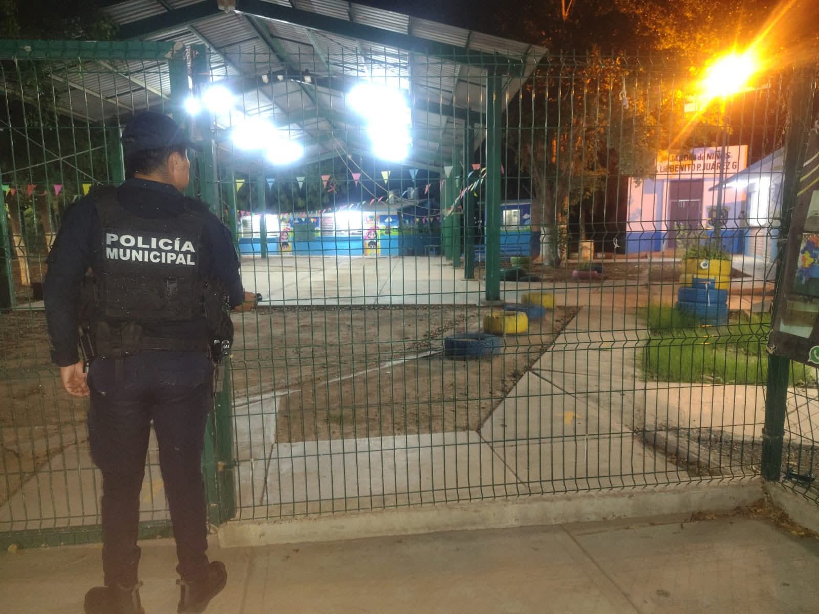 Policía Municipal vigilando un plantel educativo en Guasave.