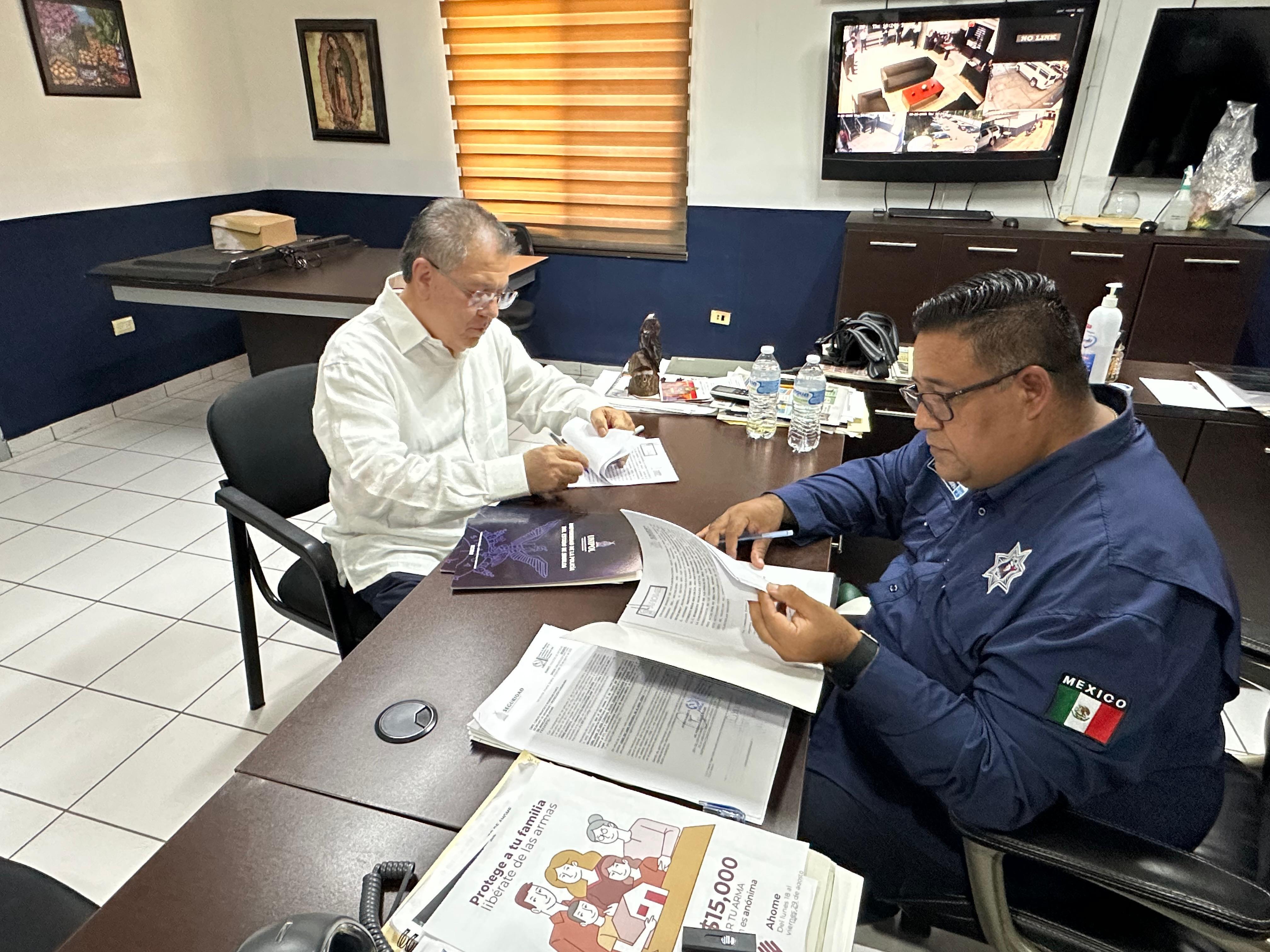 Carlos Francisco Rodríguez Ponce, secretario de seguridad pública en Ahome y José Carlos Álvarez Ortega, rector de la Unipol