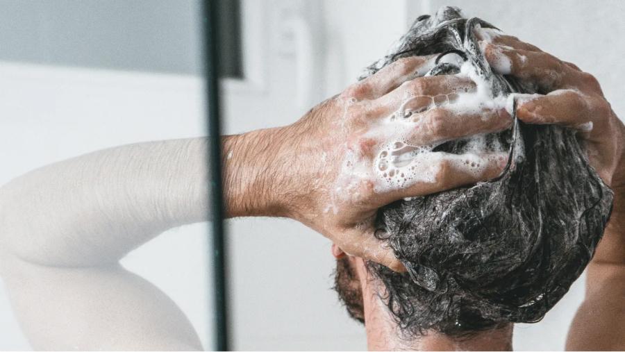 Hombre bañándose