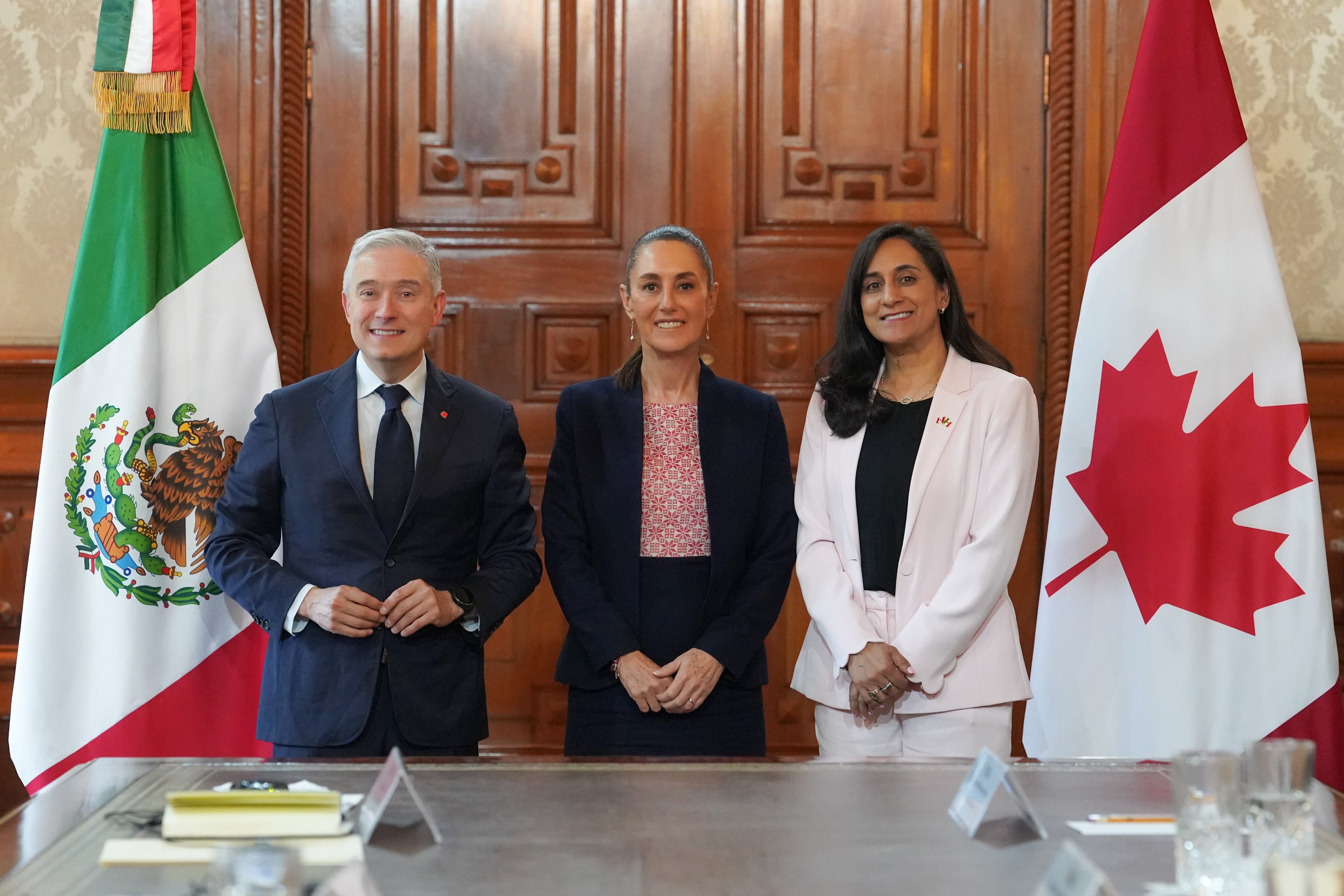 Sheinbaum con ministros de Canadá