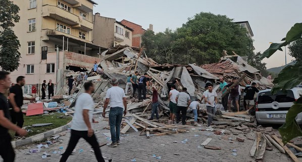 VIDEO: Sismo de magnitud 6.1 sacude el oeste de Turquía y provoca colapso de edificios