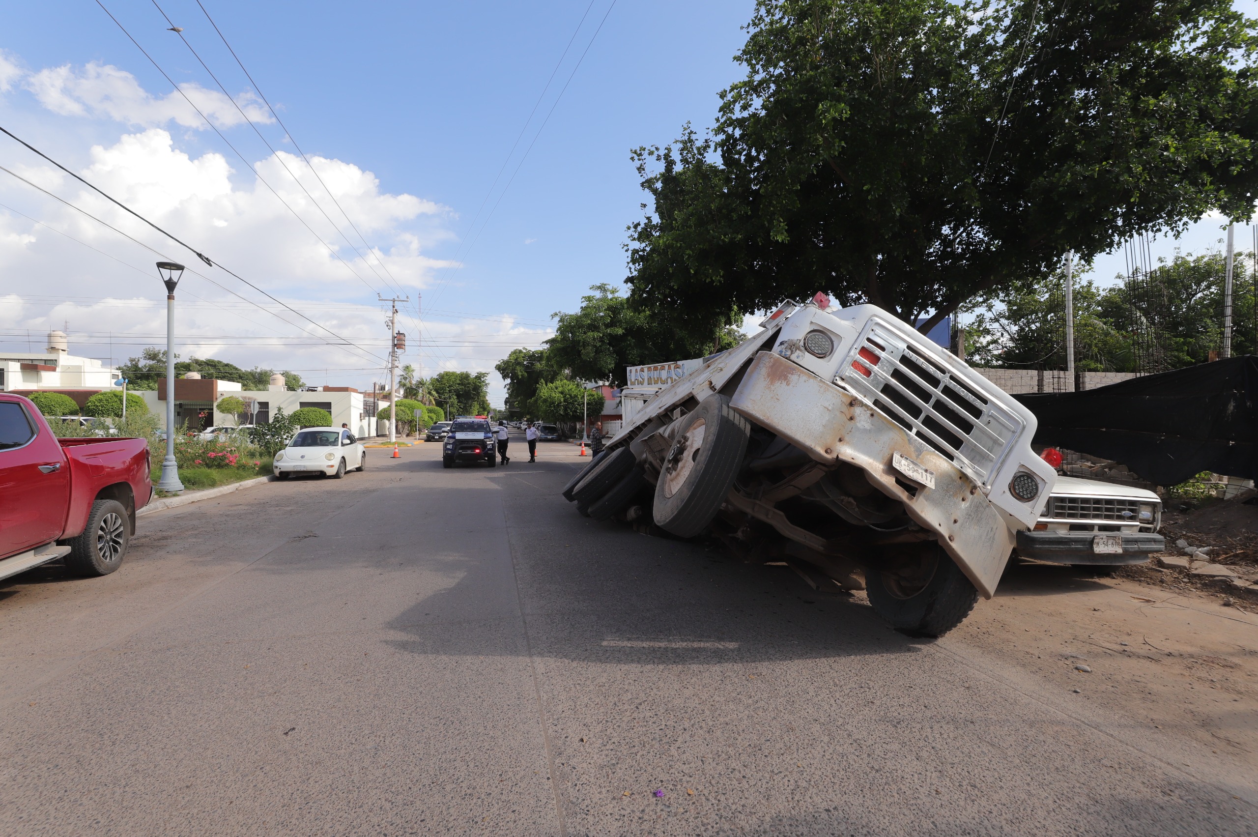 Dompe caído en un socavón en el centro de Guasave.