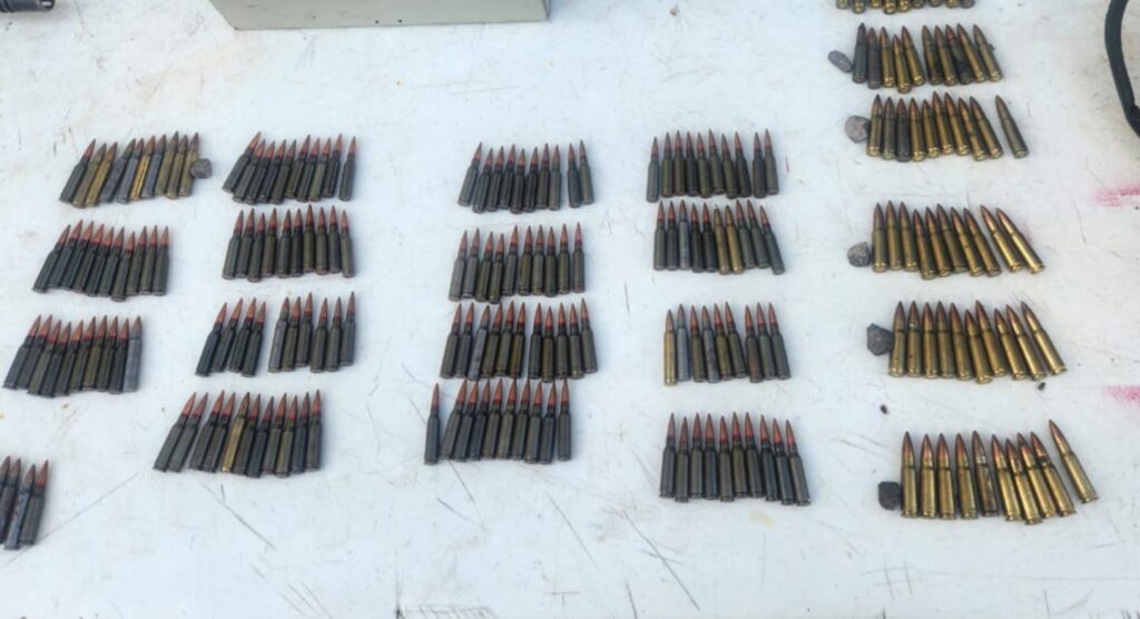 Sujeto intenta darse a la fuga, pero autoridades lo detienen con un AR-15 y “ponchallantas” en Culiacán