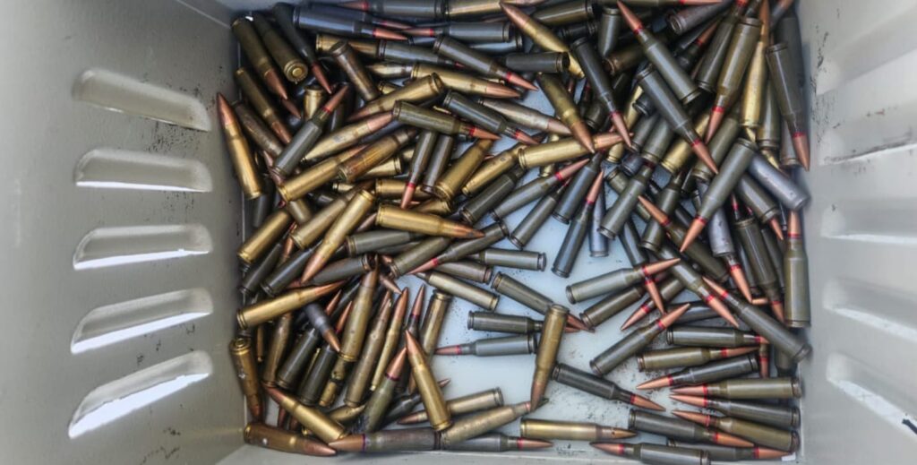 Sujeto intenta darse a la fuga, pero autoridades lo detienen con un AR-15 y “ponchallantas” en Culiacán