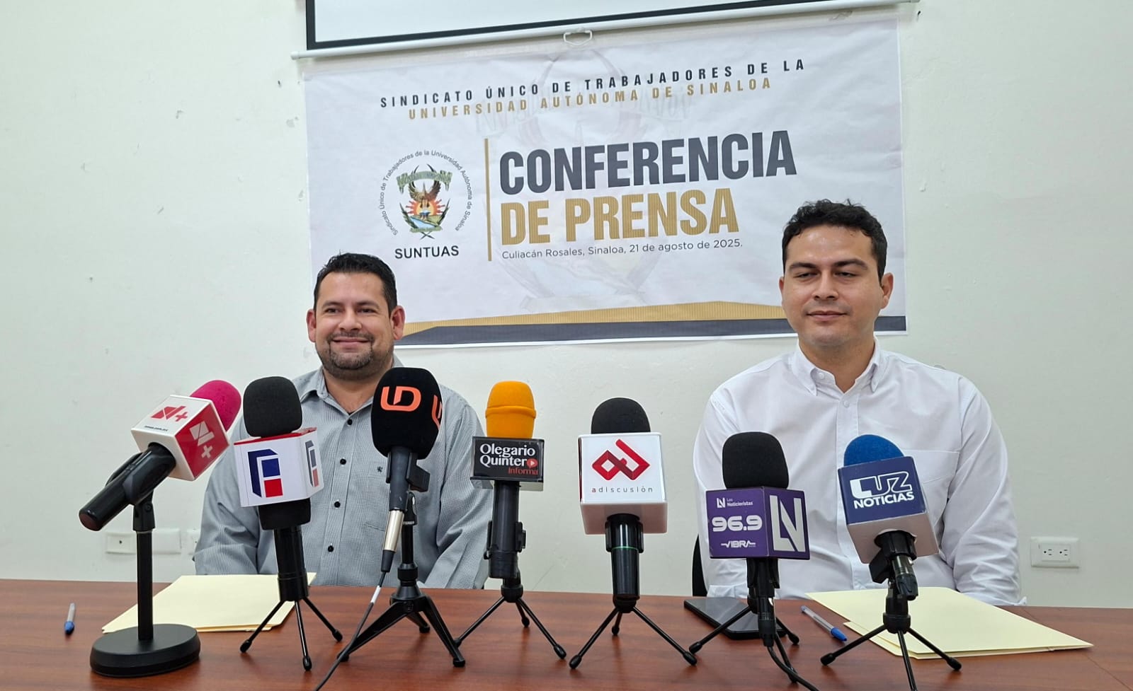 Isfa Bernarbe Leal Salazar, secretario General de la sección Administrativos, acompañado de Samuel Jesús Castro Camacho, líder sindical de la sección Académicos.