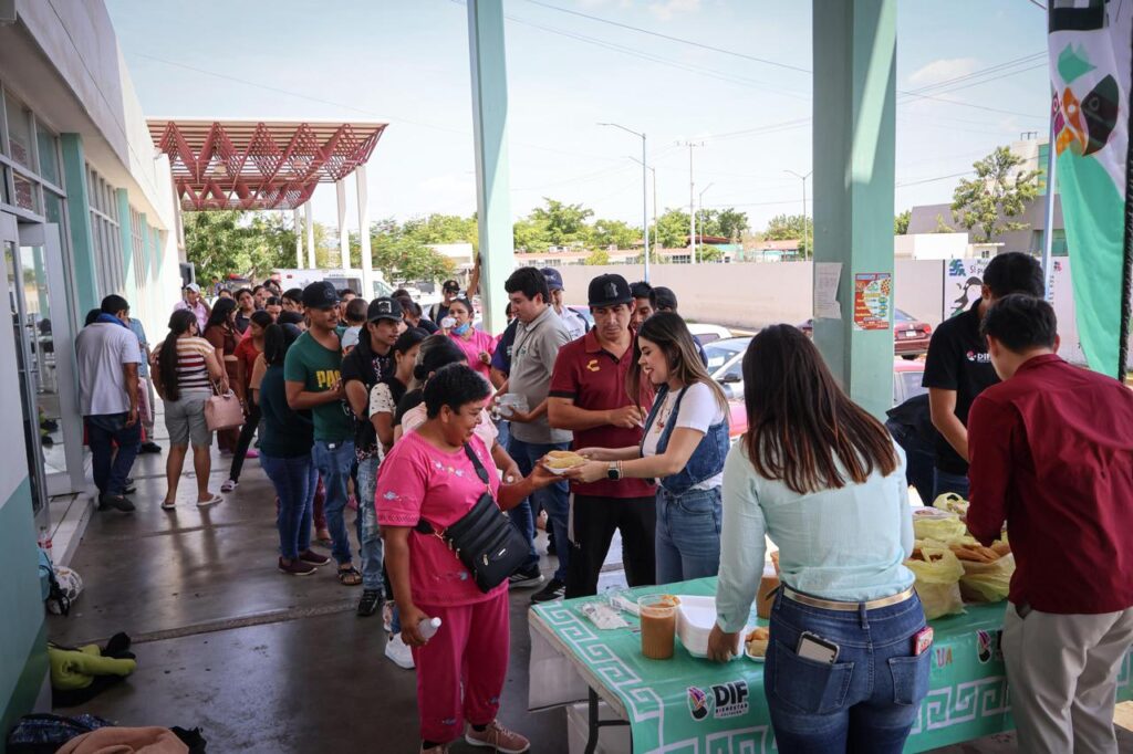 Repartición de tamales por parte del DIF Culiacán a las afueras del Hospital de la Mujer.