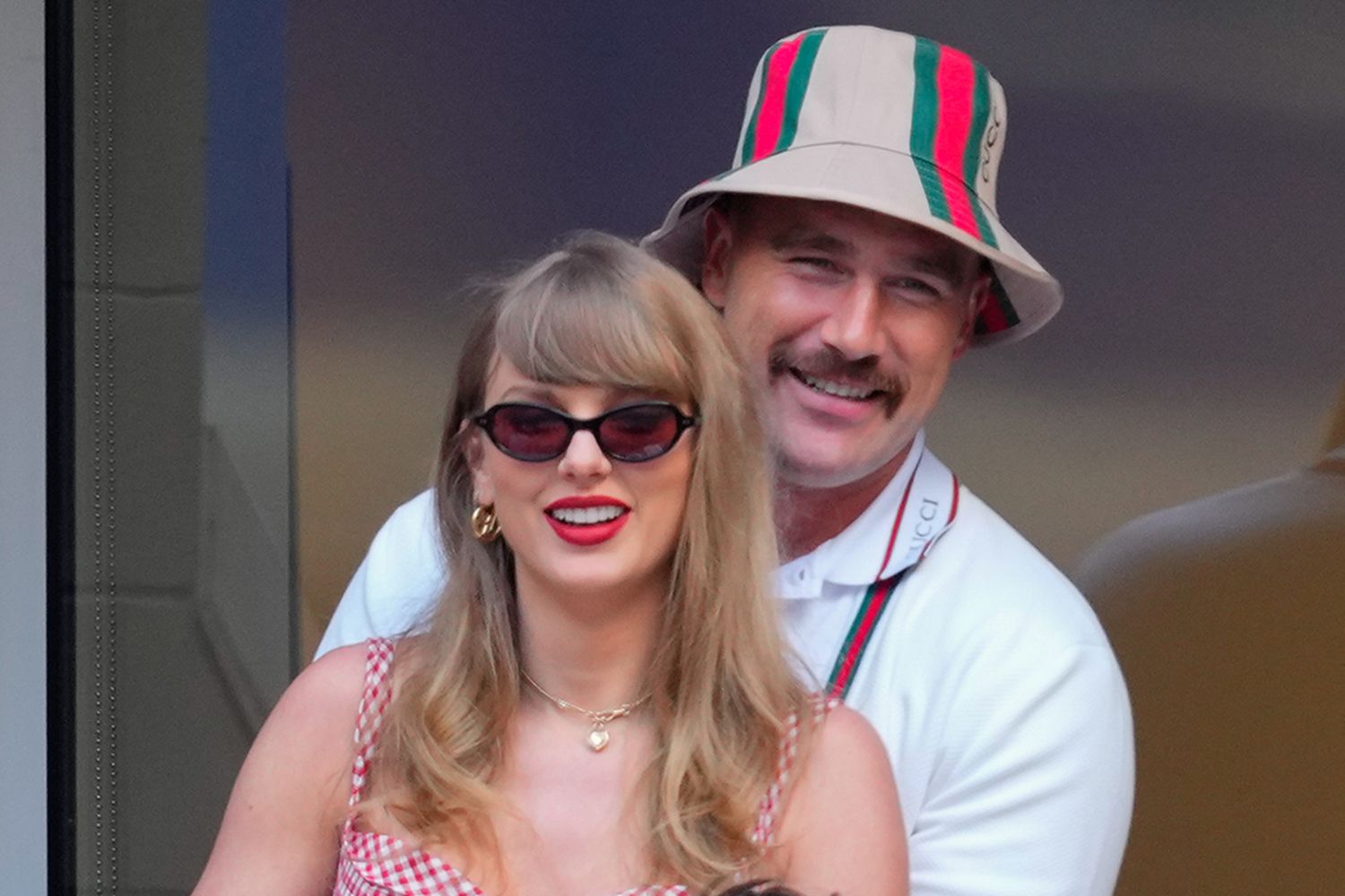 Padre de Travis Kelce comparte cómo fue la propuesta de compromiso del jugador a Taylor Swift