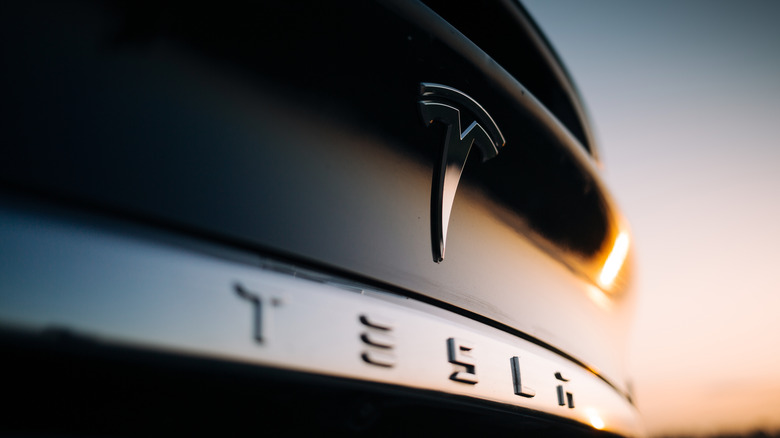 Tesla enfrenta millonaria sanción por accidente mortal vinculado a su piloto automático