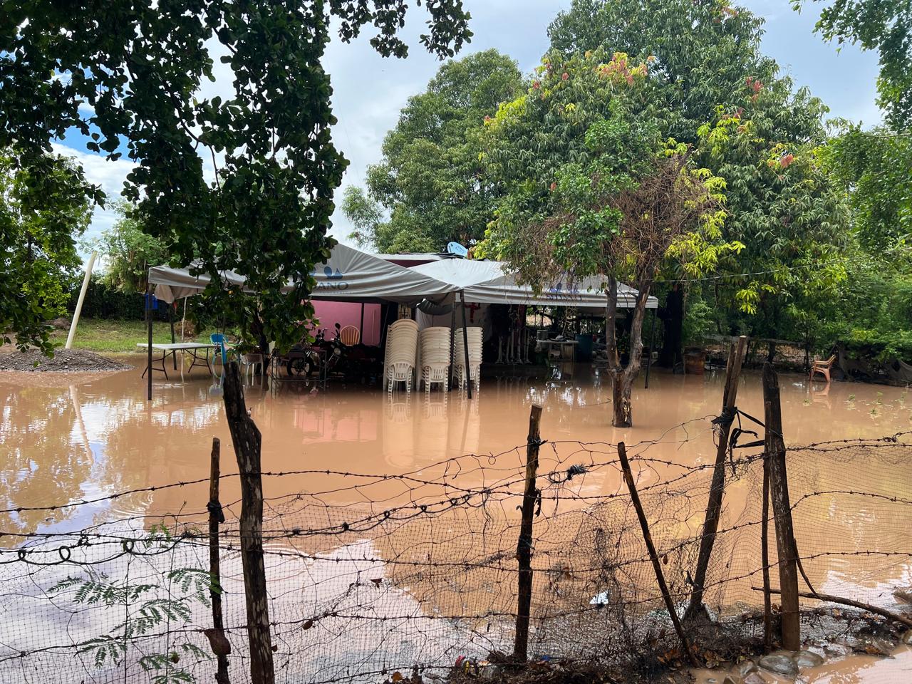 Tormenta de más de una hora colapsó desfogues en Guasave