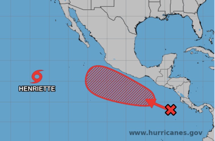 Tormenta tropical Henriette, lejos de México (izquierda). Zona de baja presión con alta probabilidad de desarrollo ciclónico (izquierda).