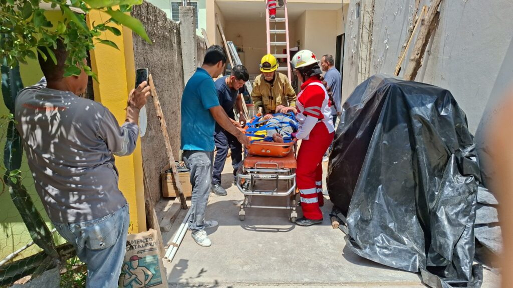 Trabajador sufre descarga eléctrica en obra en domicilio de la colonia Niños Héroes en Guamúchil