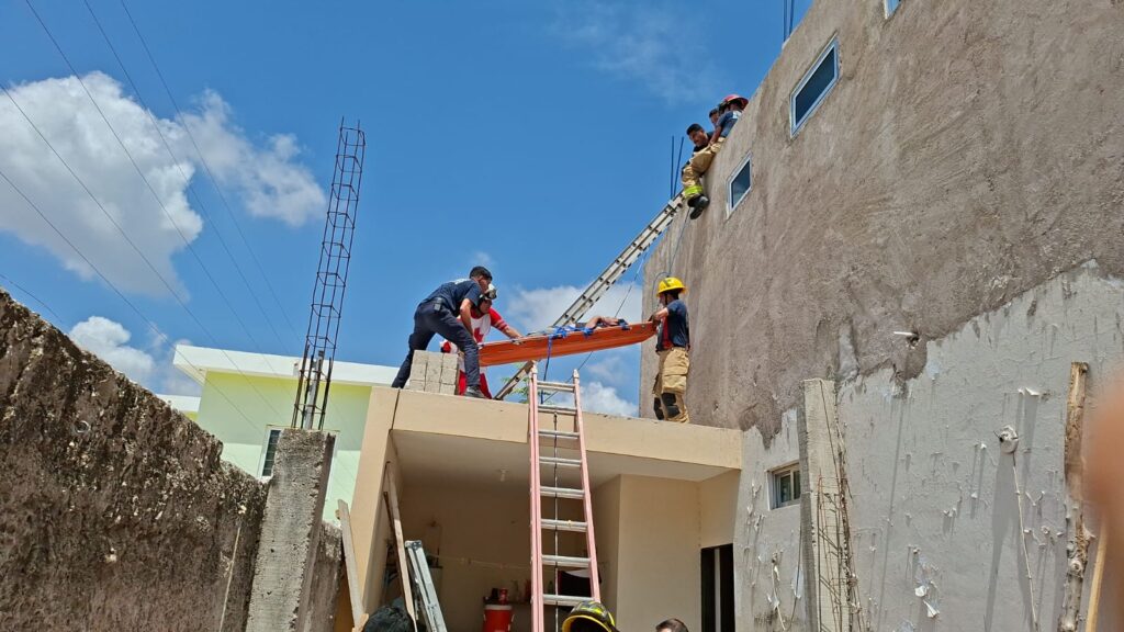 Trabajador sufre descarga eléctrica en obra en domicilio de la colonia Niños Héroes en Guamúchil