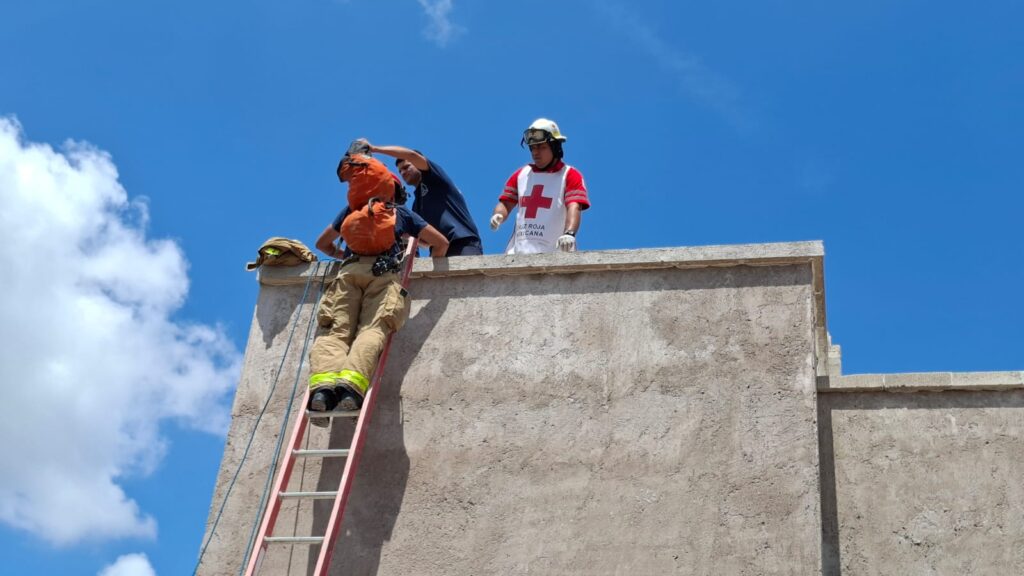 Trabajador sufre descarga eléctrica en obra en domicilio de la colonia Niños Héroes en Guamúchil