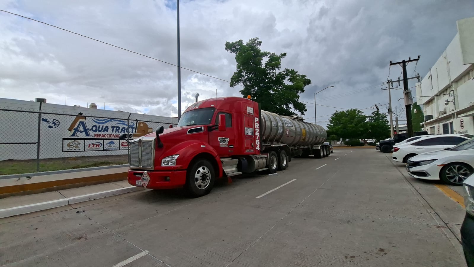 Tráiler cargado con 40 mil litros de gas avión