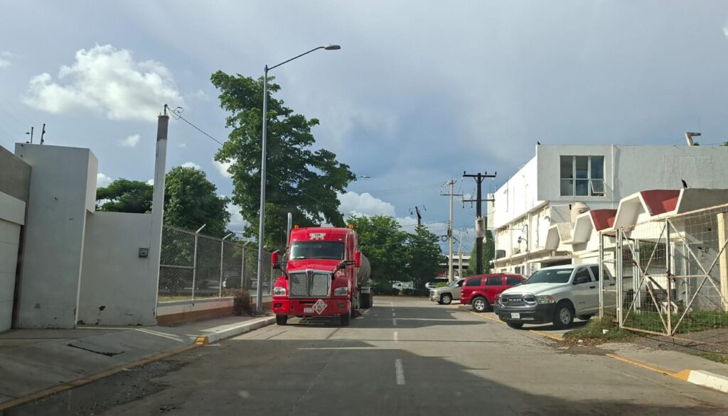 Tráiler con más de 40 mil litros de gas avión retenido por FGR en Guasave