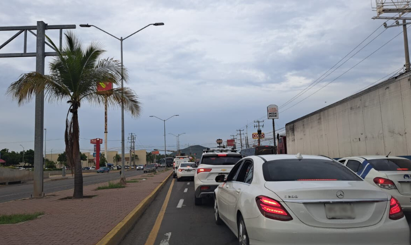 Circulación vehicular a la salida norte de Mazatlán