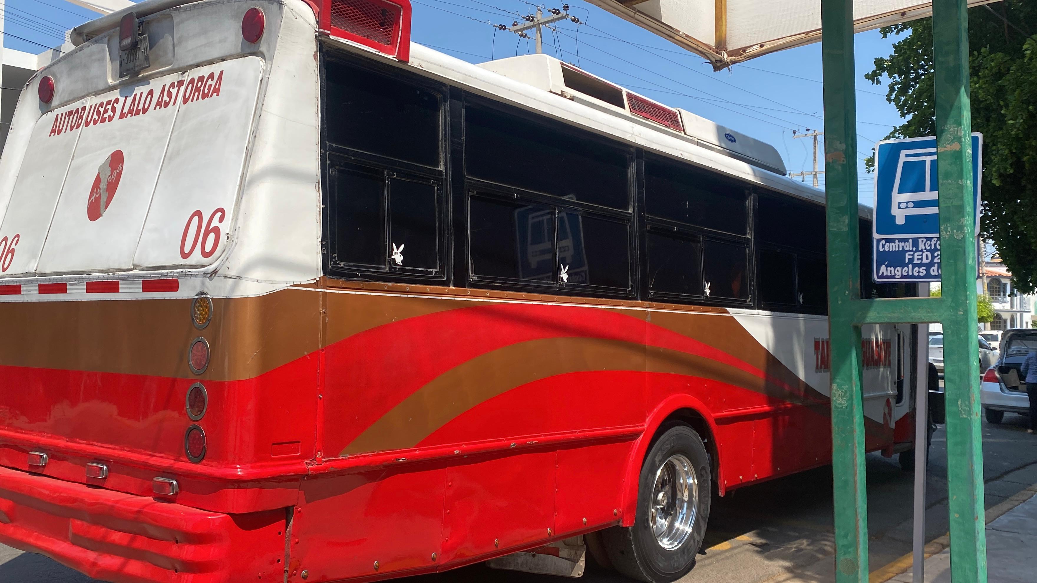 Unidad de transporte público con los cristales polarizados.