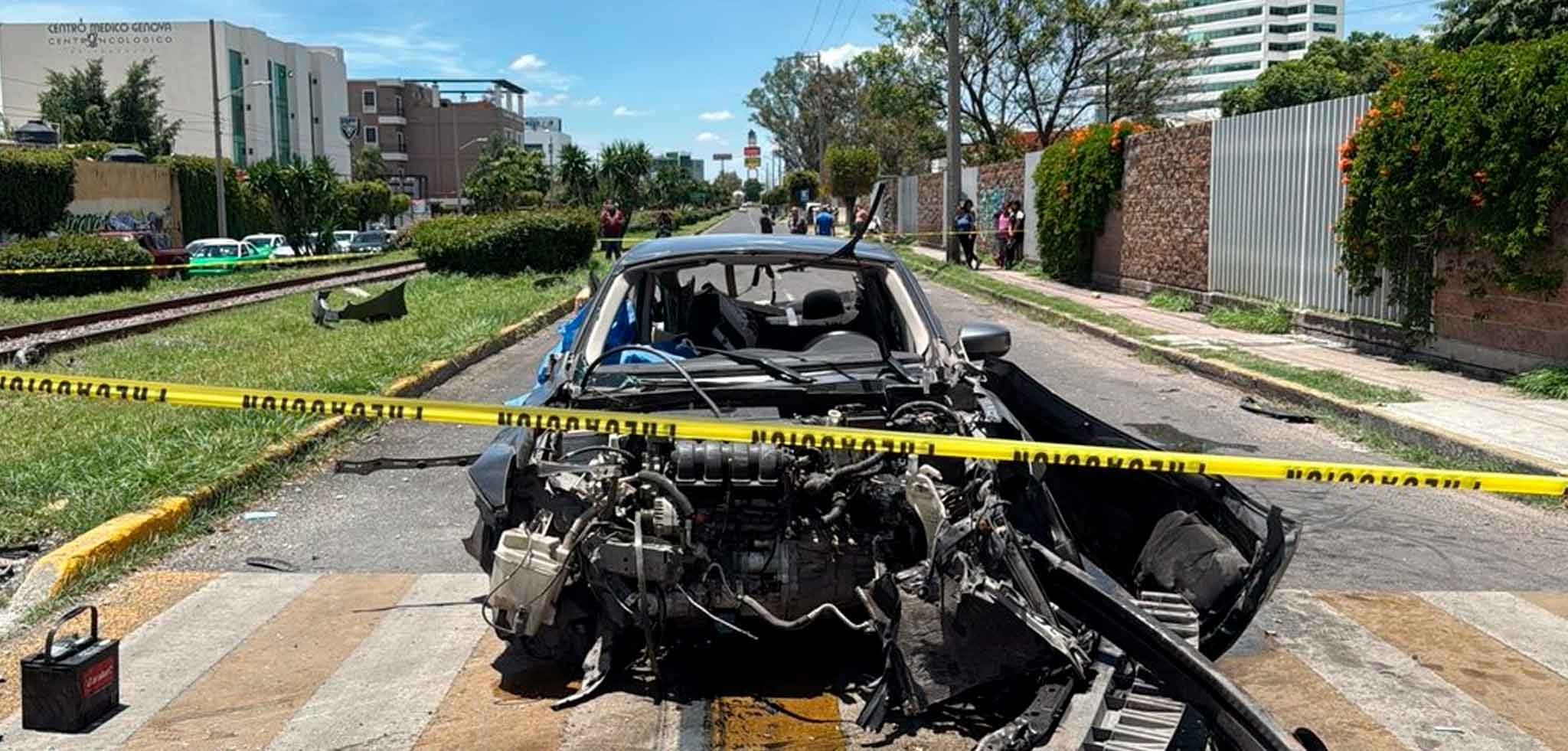 Tren embiste a varios vehículos y deja 6 muertos y 2 heridos en Irapuato, Guanajuato
