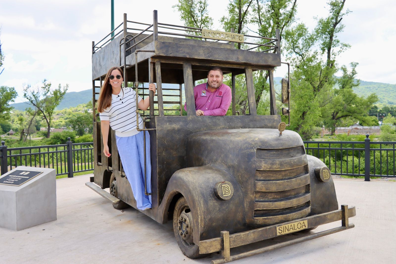 Alcalde José Paz López Elenes y la secretaria de Turismo, Mireya Sosa Osuna, disfrutando de las áreas turísticas de Badiraguato.
