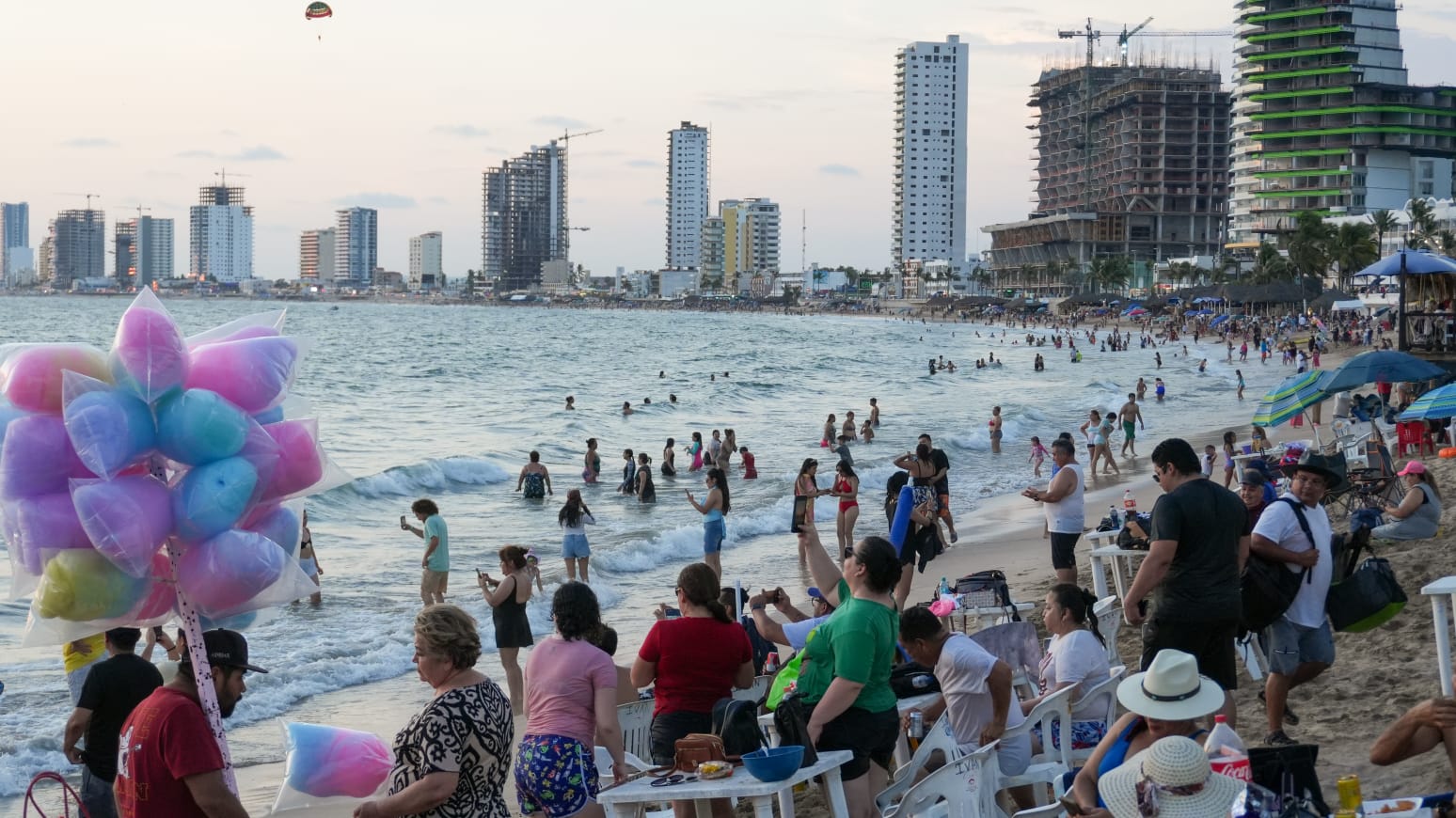 Turistas disfrutando de la playa en Mazatlán.