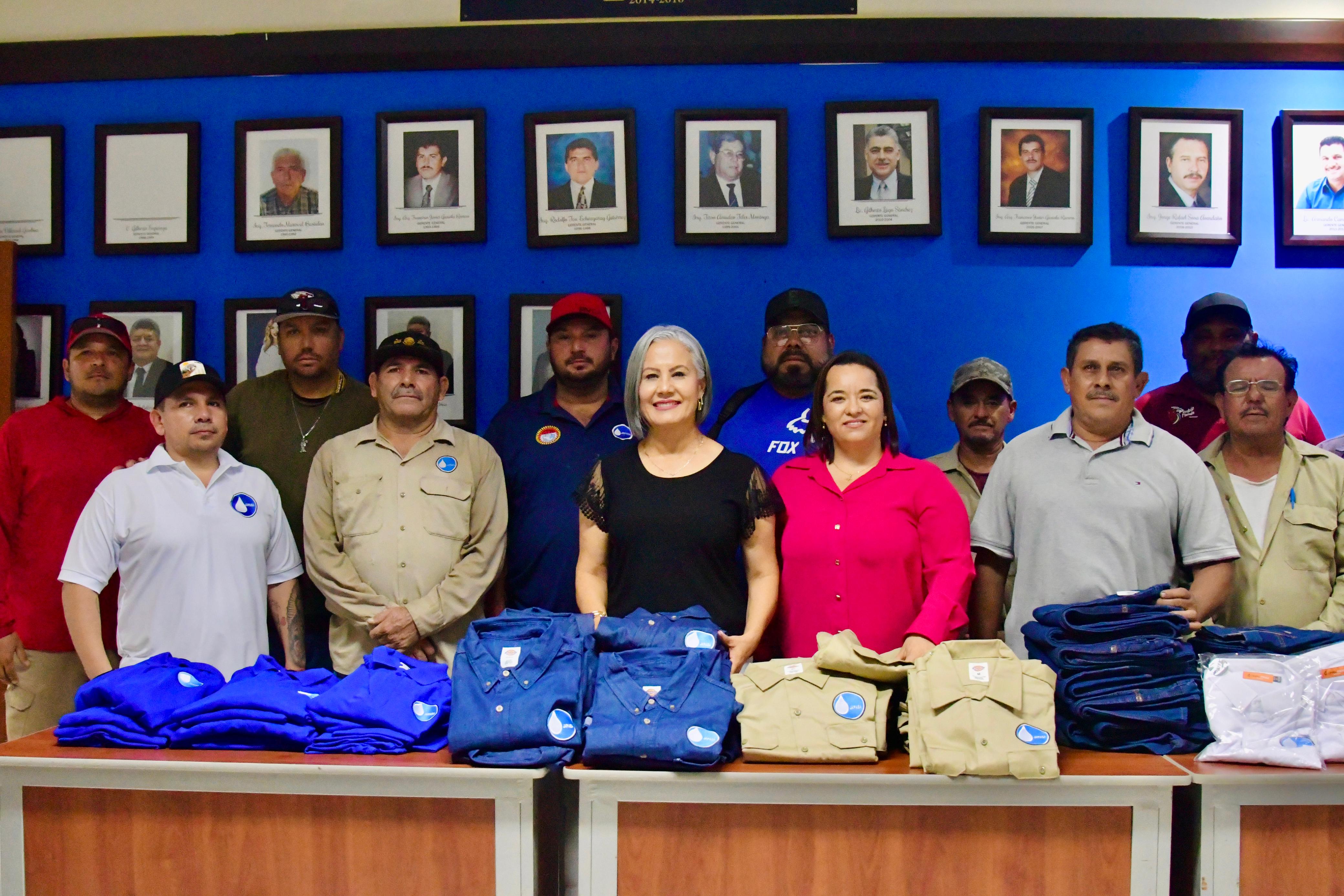 Entrega de uniformes al personal sindicalizado de Japasa.