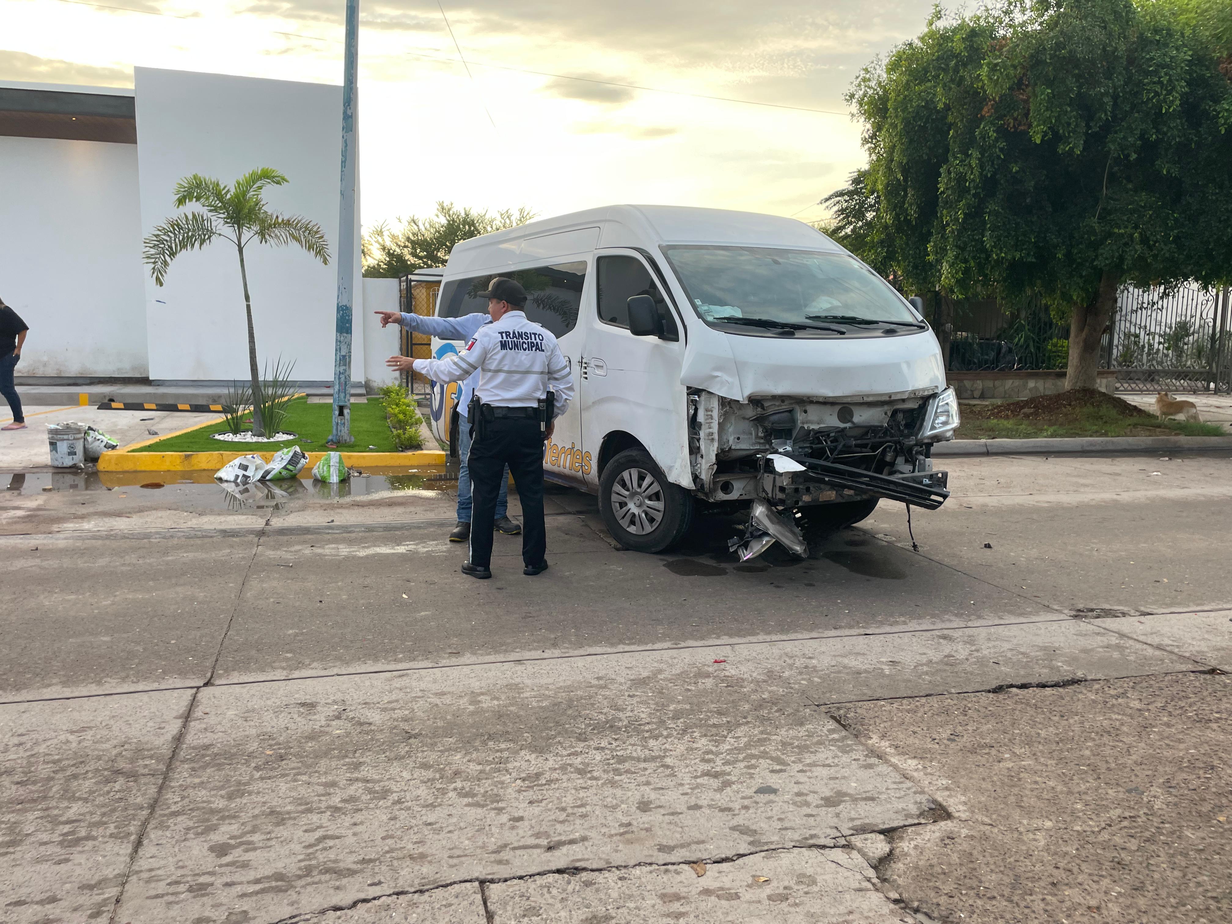 Vagoneta provoca choque múltiple en la colonia Anáhuac, en Los Mochis