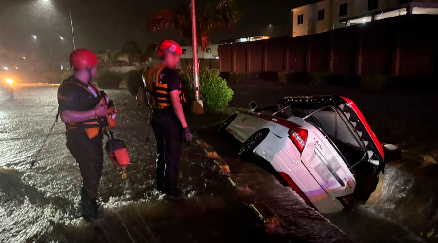 Vehiculo cae a canal pluvial Mazatlán
