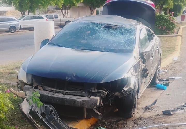 Vehículo queda en pérdida total tras aparatoso choque en transitado bulevar de Guasave