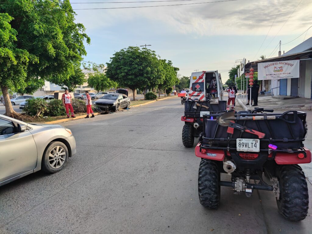 Vehículo queda en pérdida total tras aparatoso choque en transitado bulevar de Guasave