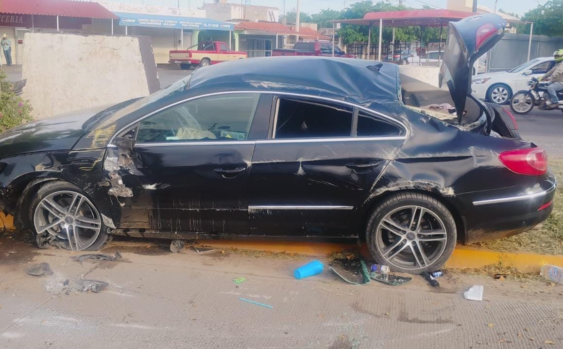 Vehículo queda en pérdida total tras aparatoso choque en transitado bulevar de Guasave