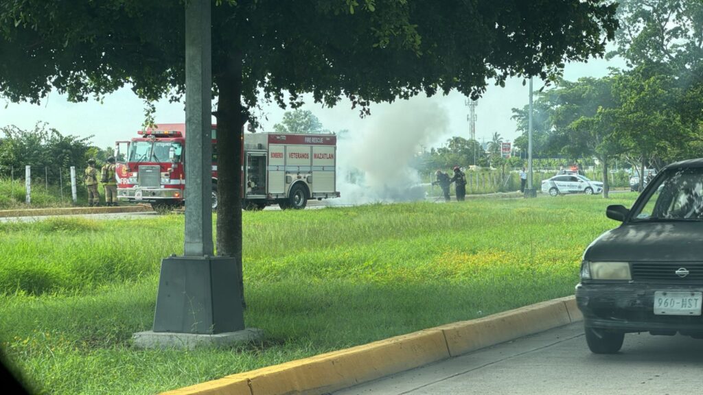 Vehículo se incendia y queda en chatarra en la avenida Carlos Canseco, en Mazatlán