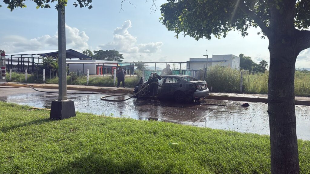 Vehículo se incendia y queda en chatarra en la avenida Carlos Canseco, en Mazatlán