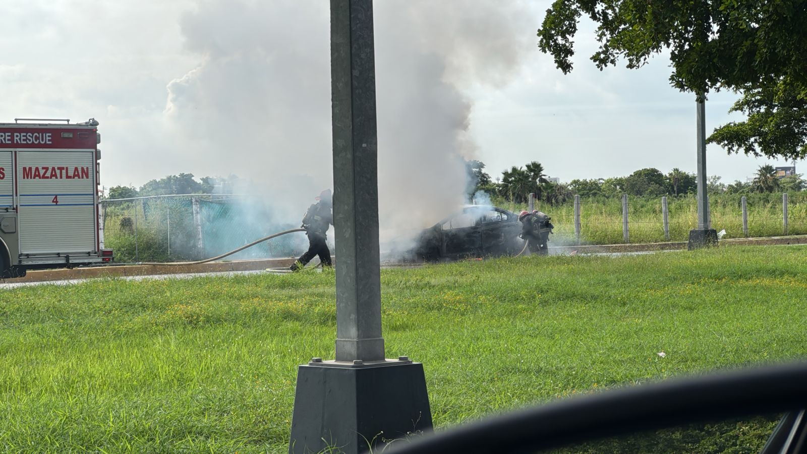 Vehículo se incendia y queda en chatarra en la avenida Carlos Canseco, en Mazatlán