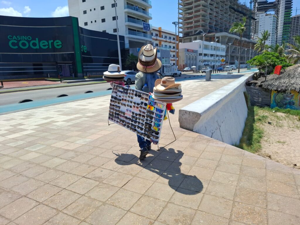 Ismael, vendedor de lentes, sombreros, llaveros y otros artículos de playa
