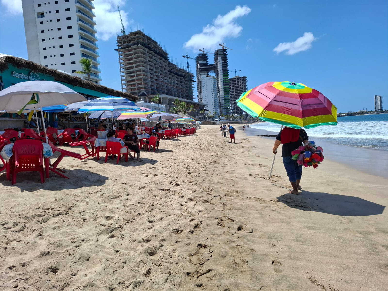 Vendedor en la playa de Mazatlán.