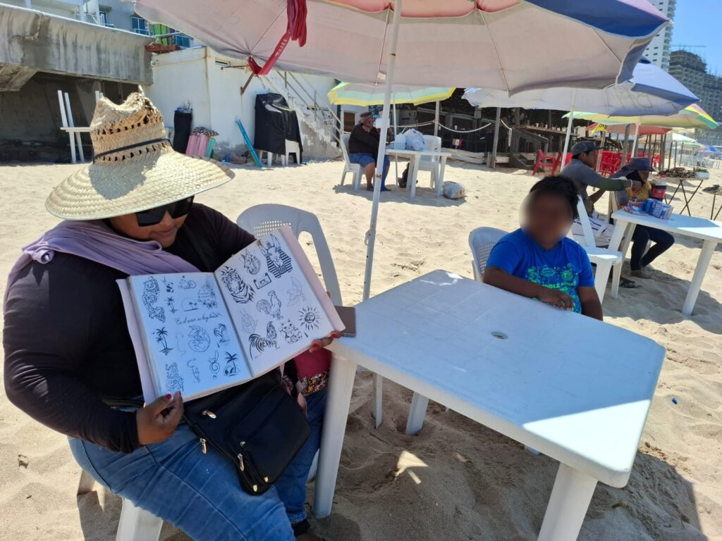 Karina, dedicada a la elaboración de trenzas y tatuajes temporales.