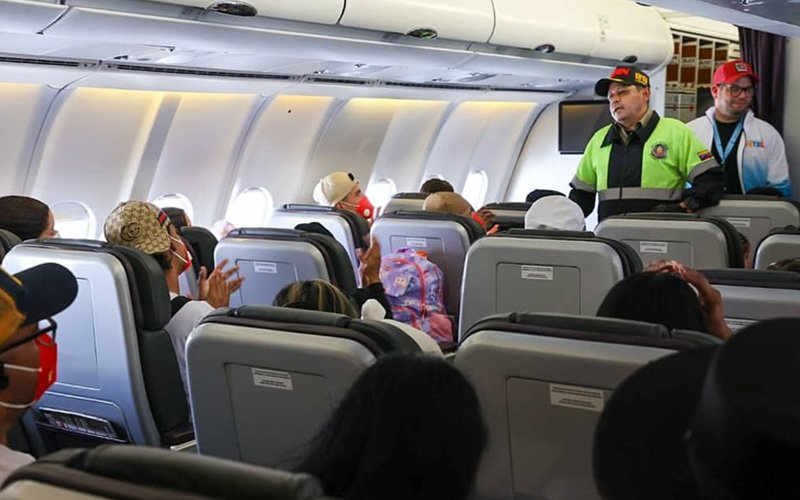 Venezuela recibe 372 migrantes en vuelos de repatriación desde México y Bolivia