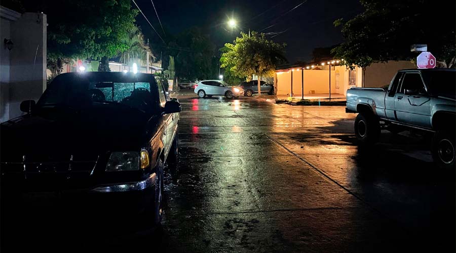 Calles mojadas por lluvias en Los Mochis