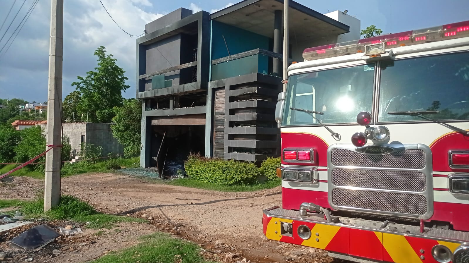 Vivienda baleada e incendiada en Lomas del Magisterio, Culiacán.
