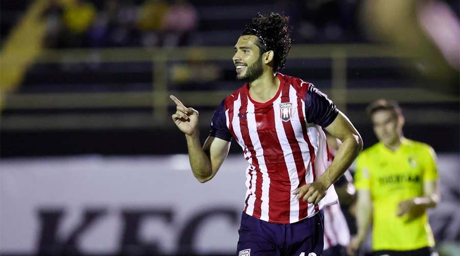 jugador de futbol en un estadio durante un partido