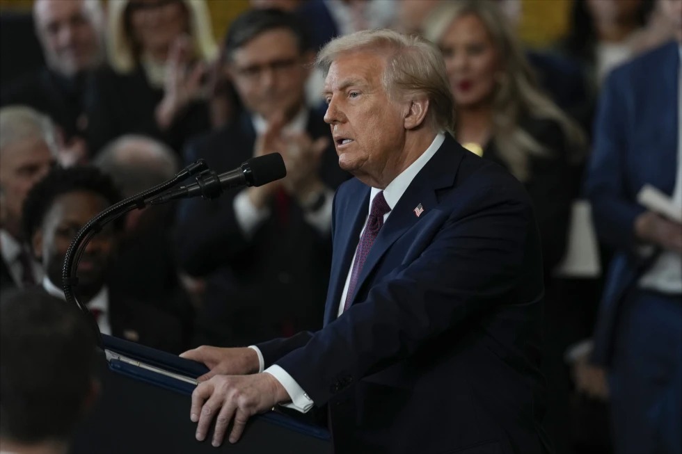 Trump enfrenta demanda de 16 estados por limitar cuidados médicos a menores trans