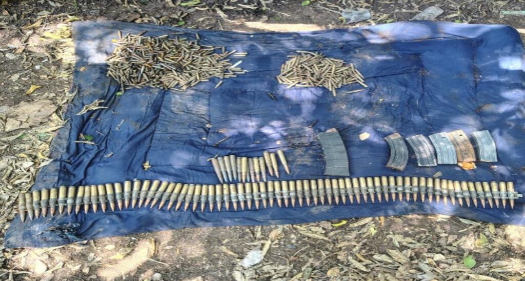 Ejército detiene a un civil y le aseguran armas, municiones y dos vehículos, en Elota