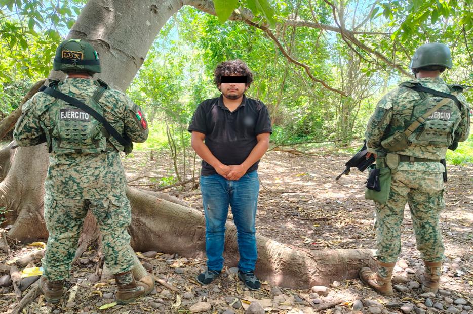 Ejército detiene a un civil y le aseguran armas, municiones y dos vehículos, en Elota