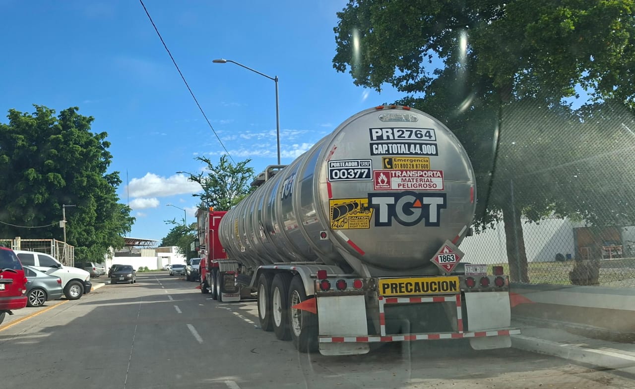 Tráiler con más de 40 mil litros de gas avión retenido por FGR en Guasave